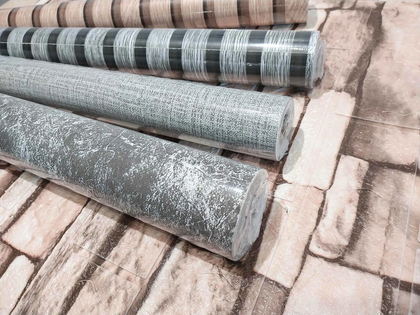 Levná a stylová renovace domova – využijte samolepicí 3D tapety a panely